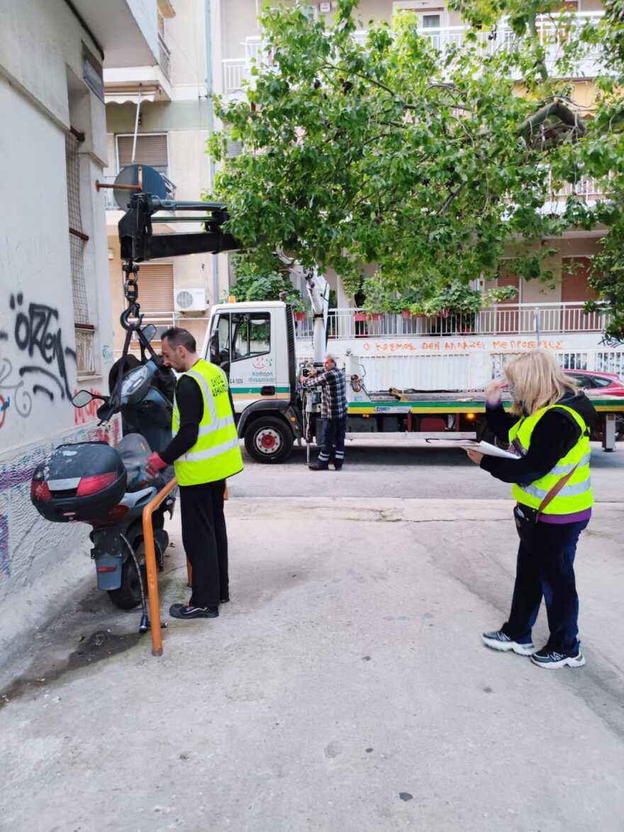 Ο Δήμος Αθηναίων απομάκρυνε πάνω από 3.800 εγκαταλελειμμένα οχήματα