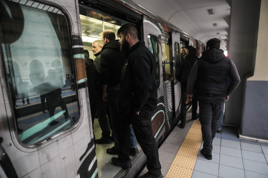 Στον Πειραιά έκαναν «απόβαση» αγρότες της Κρήτης  - Διαμαρτυρία στο  υπ. Αγροτικής Ανάπτυξης