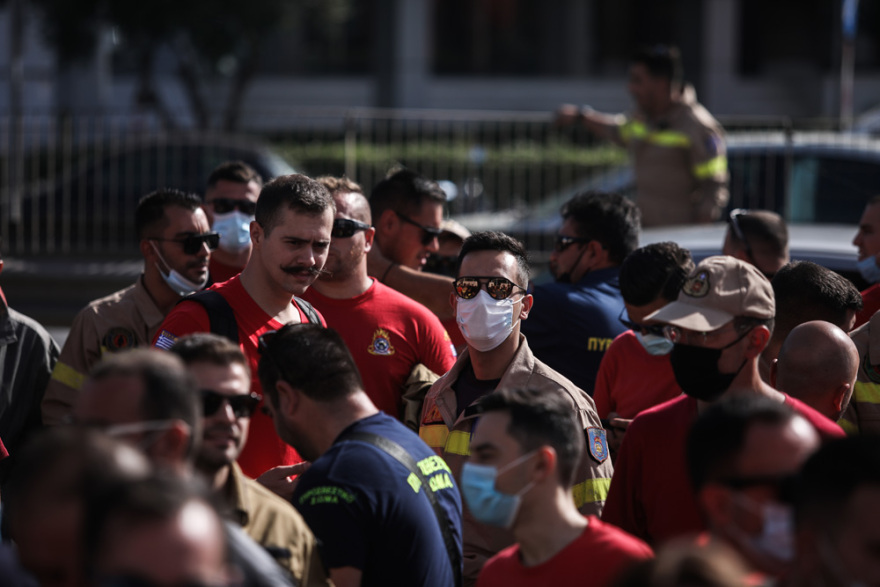 Επεισόδια με χημικά στη συγκέντρωση εποχικών πυροσβεστών -  Άνοιξε η Κηφισίας και στα δύο ρεύματα