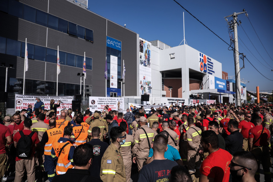 Επεισόδια με χημικά στη συγκέντρωση εποχικών πυροσβεστών -  Άνοιξε η Κηφισίας και στα δύο ρεύματα