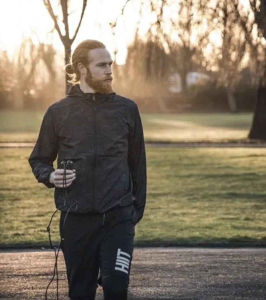 Γκουίλιαμ Πιου: Το «ασχημόπαπο» που κατέκτησε τις πασαρέλες έχει... κόκκινα γένια και κάποτε ζύγιζε 140 κιλά!