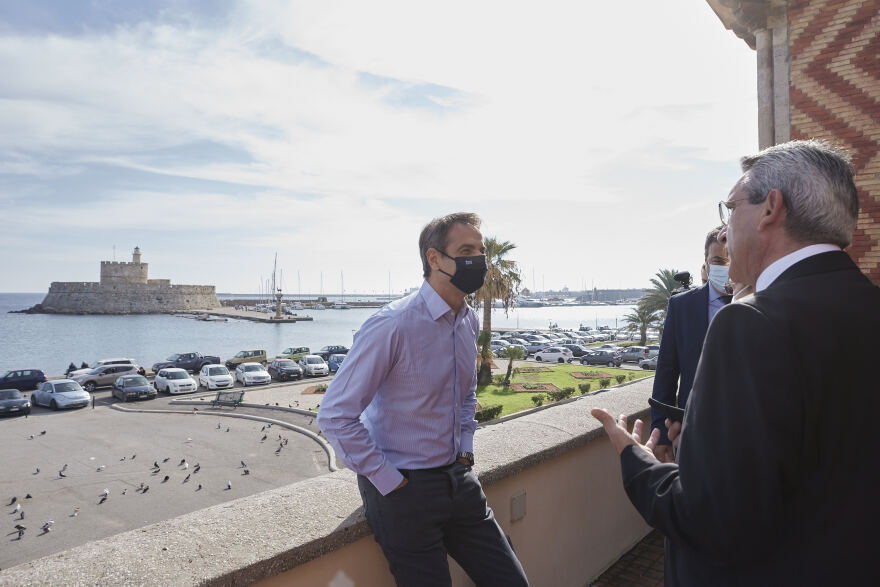 Στη Ρόδο ο Μητσοτάκης: Είδε την επέκταση του Εθνικού Θεάτρου και τα σχέδια ανάπλασης της μαρίνας