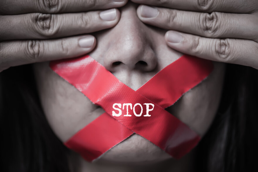 Σε «κόκκινη» ετοιμότητα οι εισαγγελείς για την ενδοοικογενειακή βία και τις δολοφονίες γυναικών