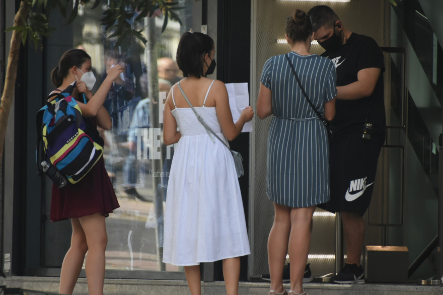 Επιχείρηση «μέτρα για τους ανεμβολίαστους»: Οι Αθηναίοι στην Ερμού για τα ψώνια τους - Σαρωτικοί έλεγχοι από την ΕΛΑΣ