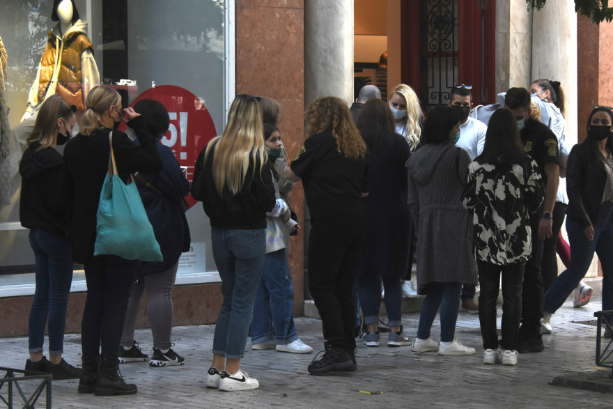 Επιχείρηση «μέτρα για τους ανεμβολίαστους»: Οι Αθηναίοι στην Ερμού για τα ψώνια τους - Σαρωτικοί έλεγχοι από την ΕΛΑΣ