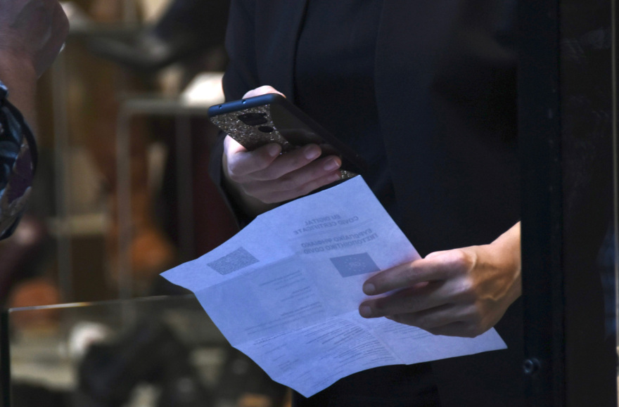 Επιχείρηση «μέτρα για τους ανεμβολίαστους»: Οι Αθηναίοι στην Ερμού για τα ψώνια τους - Σαρωτικοί έλεγχοι από την ΕΛΑΣ