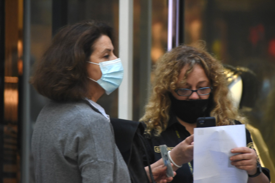 Επιχείρηση «μέτρα για τους ανεμβολίαστους»: Οι Αθηναίοι στην Ερμού για τα ψώνια τους - Σαρωτικοί έλεγχοι από την ΕΛΑΣ