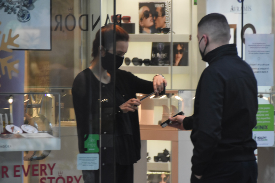 Επιχείρηση «μέτρα για τους ανεμβολίαστους»: Οι Αθηναίοι στην Ερμού για τα ψώνια τους - Σαρωτικοί έλεγχοι από την ΕΛΑΣ