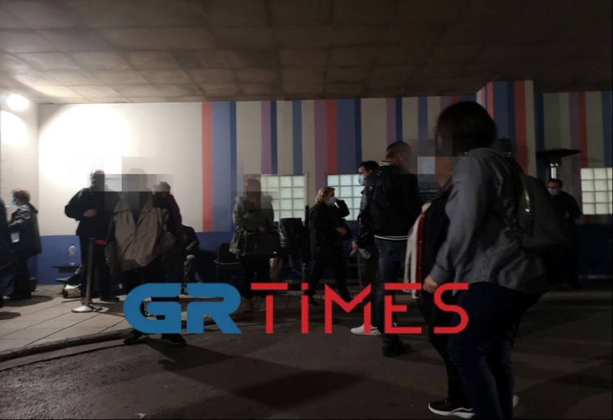 Θεσσαλονίκη: Πολύωρη η αναμονή για ασθενείς με κορωνοϊό στο νοσοκομείο Παπαγεωργίου