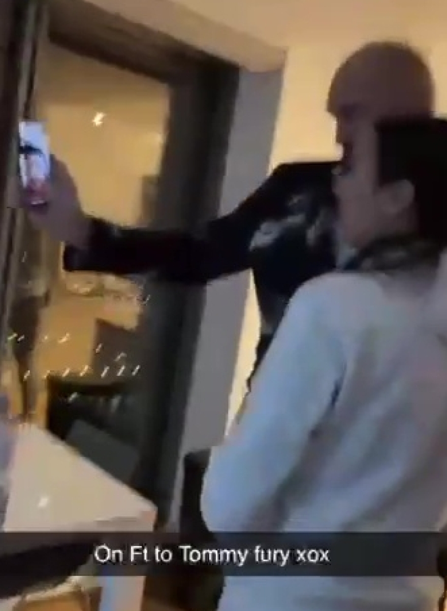 Τάισον Φιούρι: Η ξέφρενη νύχτα με δύο θαυμάστριες, ενώ η γυναίκα και το νεογέννητο παιδί του τον περίμεναν σπίτι