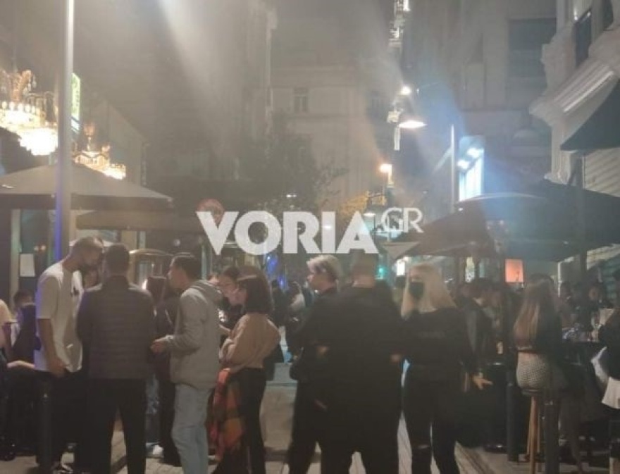 Θεσσαλονίκη: Ουρές έξω από θέατρα και μπαρ μετά την εφαρμογή των νέων μέτρων