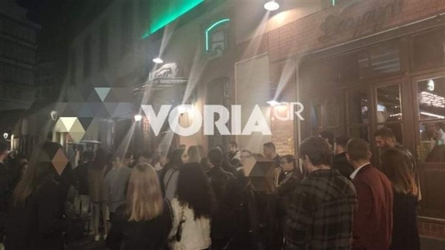 Θεσσαλονίκη: Ουρές έξω από θέατρα και μπαρ μετά την εφαρμογή των νέων μέτρων