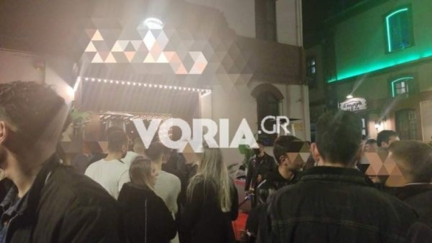 Θεσσαλονίκη: Ουρές έξω από θέατρα και μπαρ μετά την εφαρμογή των νέων μέτρων