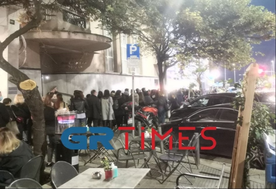 Θεσσαλονίκη: Ουρές έξω από θέατρα και μπαρ μετά την εφαρμογή των νέων μέτρων