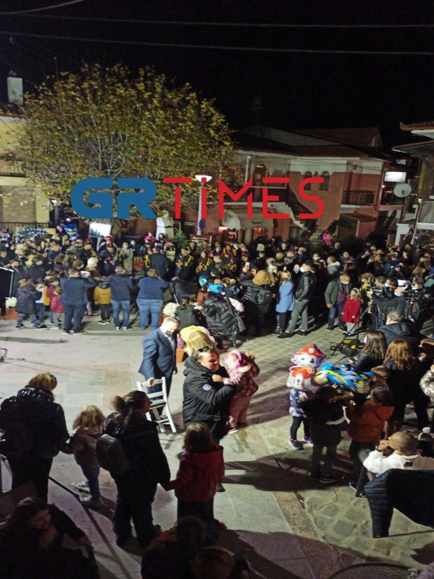 Στη Χαλκιδική «άναψε» το πρώτο χριστουγεννιάτικο δέντρο στην Ελλάδα