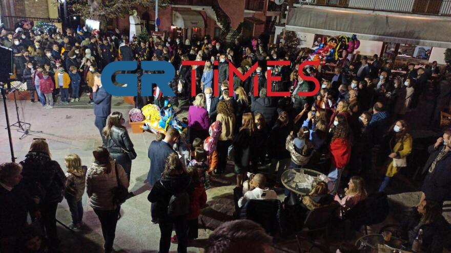 Στη Χαλκιδική «άναψε» το πρώτο χριστουγεννιάτικο δέντρο στην Ελλάδα