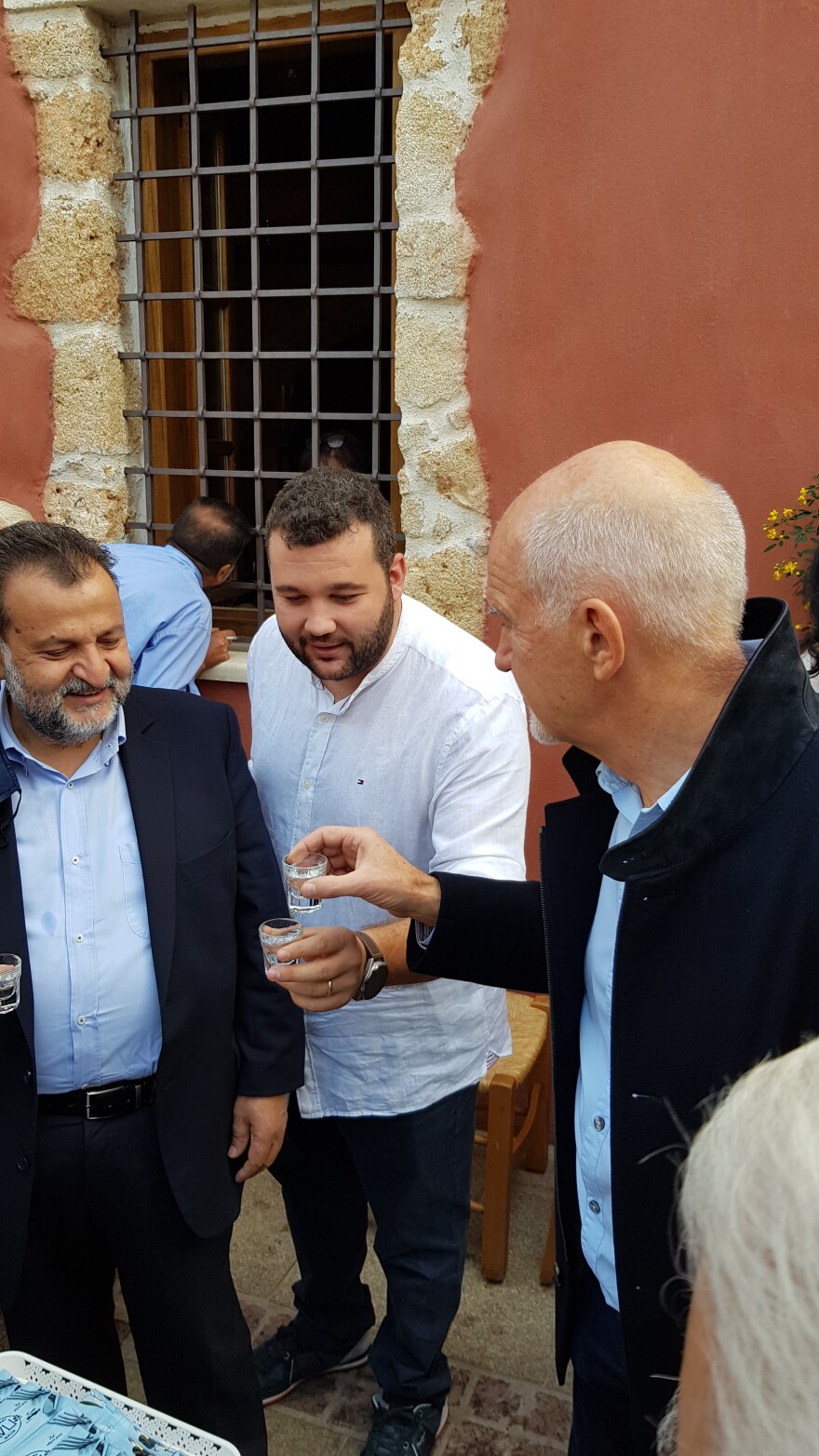 Με τσικουδιές υποδέχθηκαν οι Κρητικοί τον Γιώργο Παπανδρέου -  Δείτε φωτογραφίες