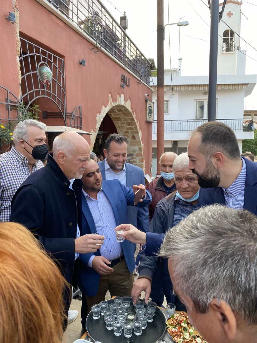 Με τσικουδιές υποδέχθηκαν οι Κρητικοί τον Γιώργο Παπανδρέου -  Δείτε φωτογραφίες