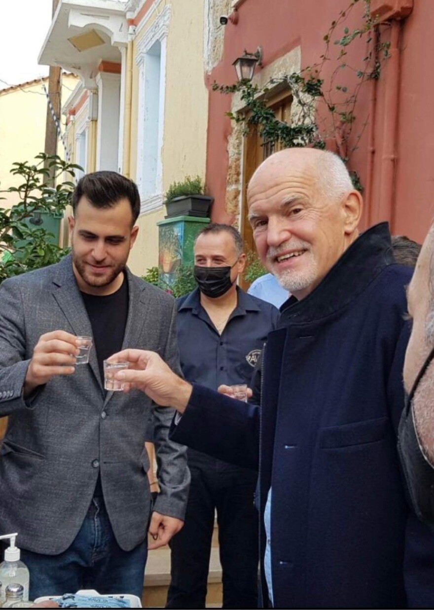 Με τσικουδιές υποδέχθηκαν οι Κρητικοί τον Γιώργο Παπανδρέου -  Δείτε φωτογραφίες