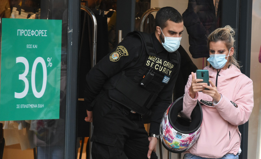 Νέα μέτρα: Λιακάδα και εκπτώσεις έβγαλαν τον κόσμο στις αγορές, μπαράζ ελέγχων από την Αστυνομία