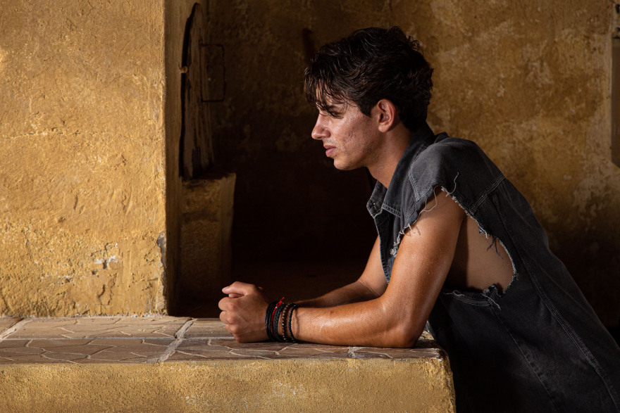 Στο αποψινό επεισόδιο της σειράς «Κομάντα και Δράκοι» ο Ντόντος προκαλεί black out στο χωριό 