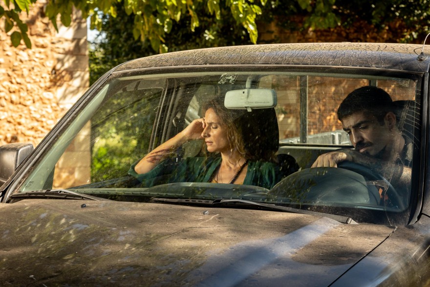 Στο αποψινό επεισόδιο της σειράς «Κομάντα και Δράκοι» ο Ντόντος προκαλεί black out στο χωριό 