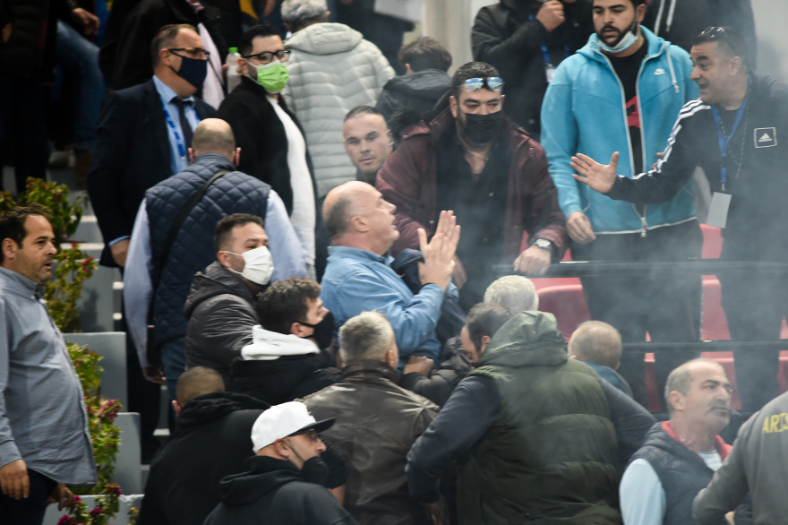 Βόλος-Άρης: Επεισόδια, ξύλο μεταξύ παικτών, χρήση χημικών και διακοπή μίας ώρας στο Πανθεσσαλικό