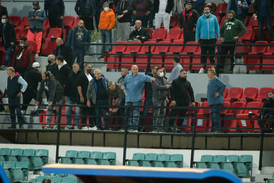 Βόλος-Άρης: Επεισόδια, ξύλο μεταξύ παικτών, χρήση χημικών και διακοπή μίας ώρας στο Πανθεσσαλικό