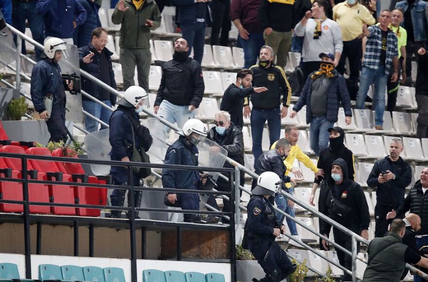 Βόλος-Άρης: Επεισόδια, ξύλο μεταξύ παικτών, χρήση χημικών και διακοπή μίας ώρας στο Πανθεσσαλικό