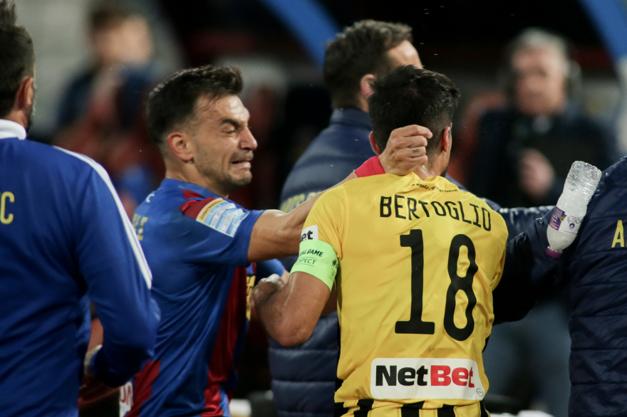 Βόλος-Άρης: Επεισόδια, ξύλο μεταξύ παικτών, χρήση χημικών και διακοπή μίας ώρας στο Πανθεσσαλικό