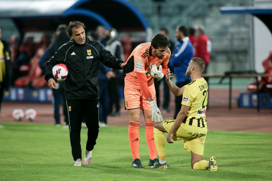 Βόλος-Άρης: Επεισόδια, ξύλο μεταξύ παικτών, χρήση χημικών και διακοπή μίας ώρας στο Πανθεσσαλικό
