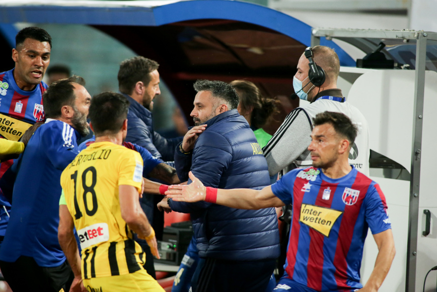 Βόλος-Άρης: Επεισόδια, ξύλο μεταξύ παικτών, χρήση χημικών και διακοπή μίας ώρας στο Πανθεσσαλικό