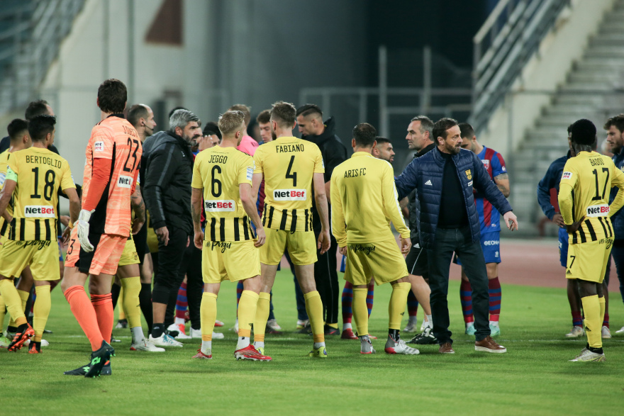 Βόλος-Άρης: Επεισόδια, ξύλο μεταξύ παικτών, χρήση χημικών και διακοπή μίας ώρας στο Πανθεσσαλικό