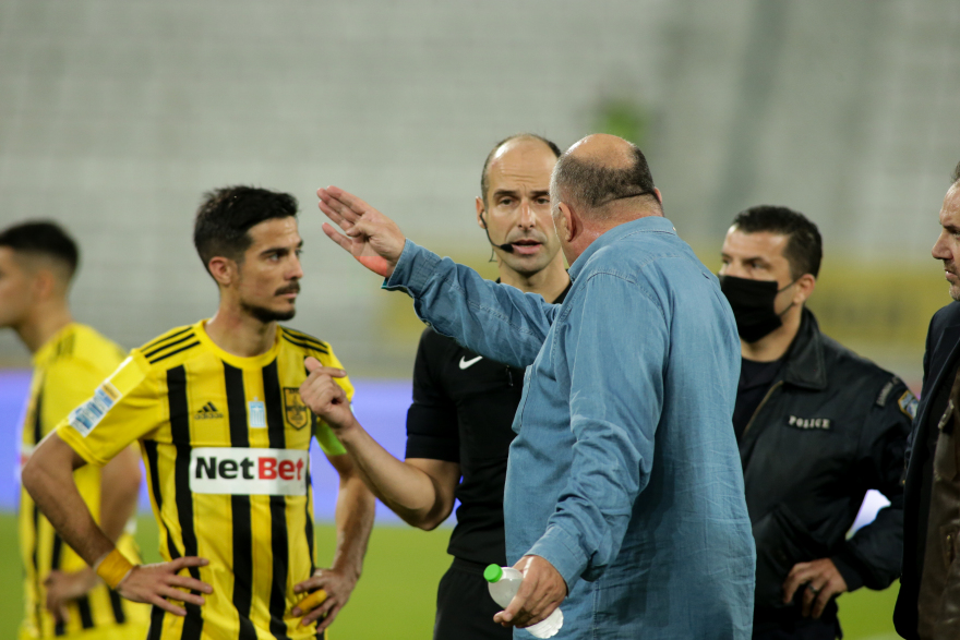 Βόλος-Άρης: Επεισόδια, ξύλο μεταξύ παικτών, χρήση χημικών και διακοπή μίας ώρας στο Πανθεσσαλικό