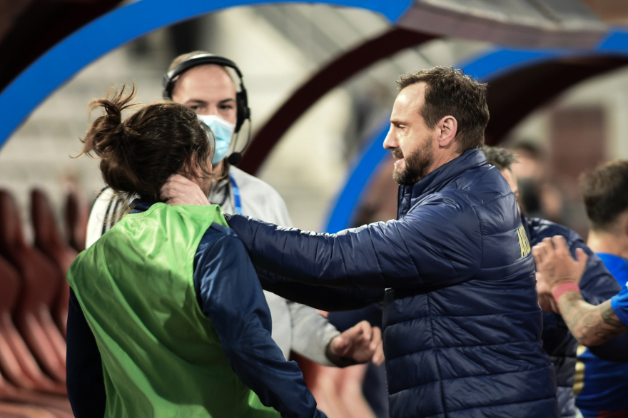 Βόλος-Άρης: Επεισόδια, ξύλο μεταξύ παικτών, χρήση χημικών και διακοπή μίας ώρας στο Πανθεσσαλικό