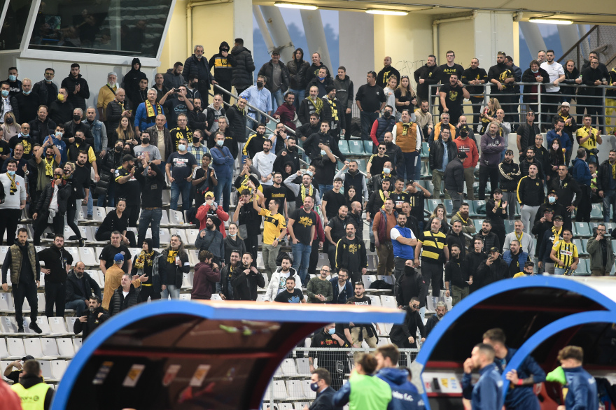 Βόλος-Άρης: Επεισόδια, ξύλο μεταξύ παικτών, χρήση χημικών και διακοπή μίας ώρας στο Πανθεσσαλικό