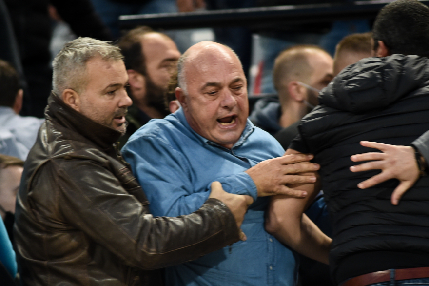 Βόλος-Άρης: Επεισόδια, ξύλο μεταξύ παικτών, χρήση χημικών και διακοπή μίας ώρας στο Πανθεσσαλικό