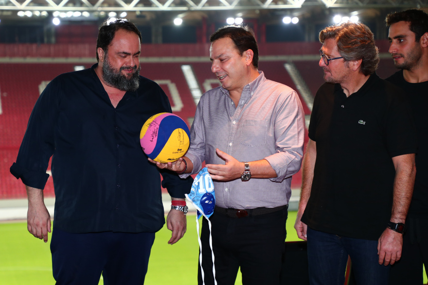 Παρέδωσε το πριμ στην Εθνική πόλο ανδρών ο Μαρινάκης - «Είμαι συναισθηματικά δεμένος με το άθλημα»