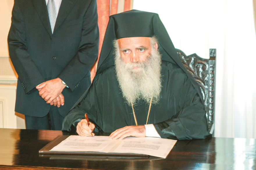 Εκκλησία και πανδημία: Οι ιεράρχες και τα μοναστήρια που... ευλογούν τους «ψεκ»