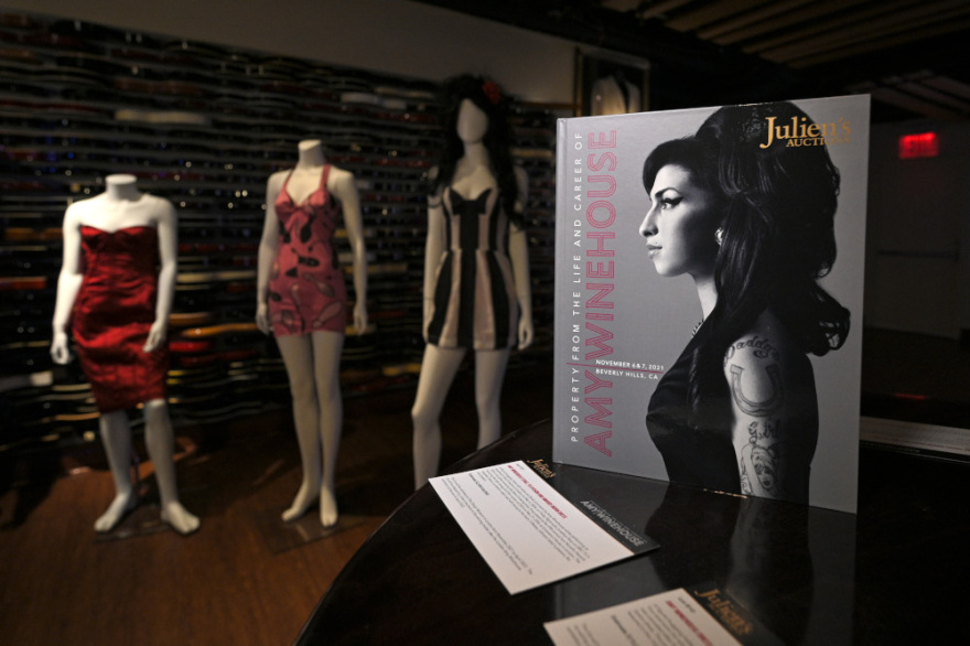 «Χρυσάφι» πωλήθηκε σε δημοπρασία το φόρεμα από την τελευταία εμφάνιση της Έιμι Γουάινχαουζ