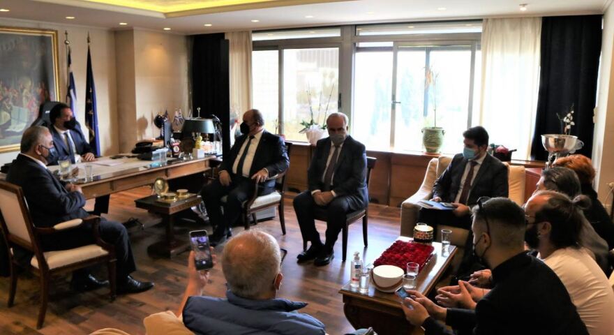 Η κυβέρνηση δίνει σε κομμωτές και κουρείς την αποκλειστικότητα στην πώληση ειδών κομμωτηρίου