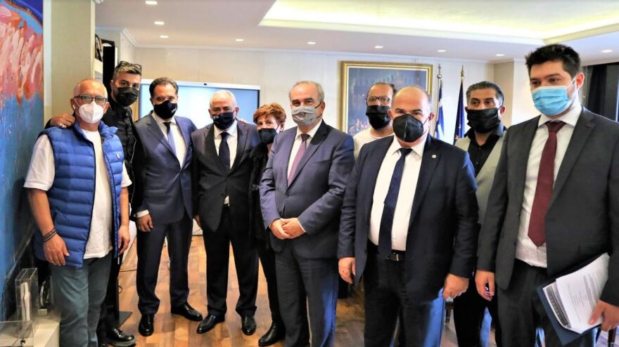 Η κυβέρνηση δίνει σε κομμωτές και κουρείς την αποκλειστικότητα στην πώληση ειδών κομμωτηρίου