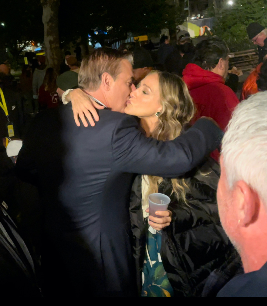 Τα τρυφερά ενσταντανέ της «Κάρι» με τον Mr. Big, μετά τις φήμες που τους ήθελαν χωρισμένους στο «And Just Like That»