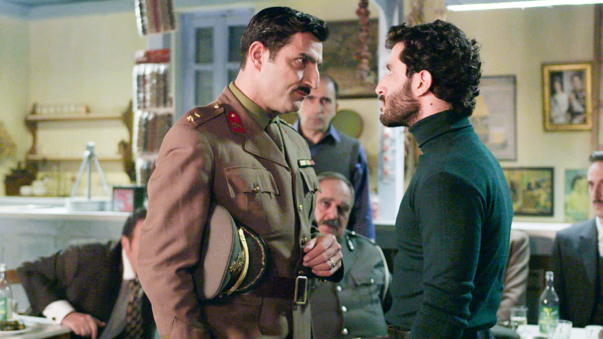 «Άγριες Μέλισσες»: Η Ελένη προκαλεί ανοιχτά τον Ακύλα και εκείνος φοβάται πως έμαθε την αλήθεια