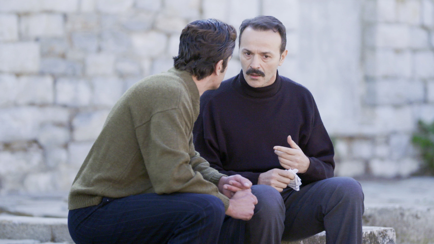 «Άγριες Μέλισσες»: Η Ελένη προκαλεί ανοιχτά τον Ακύλα και εκείνος φοβάται πως έμαθε την αλήθεια