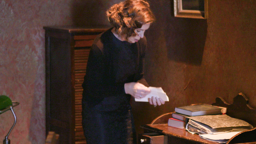 «Άγριες Μέλισσες»: Η Ελένη προκαλεί ανοιχτά τον Ακύλα και εκείνος φοβάται πως έμαθε την αλήθεια