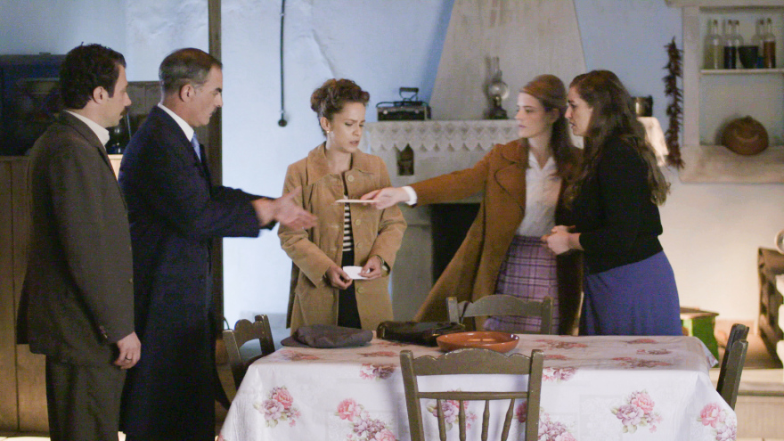 «Άγριες Μέλισσες»: Η Ελένη προκαλεί ανοιχτά τον Ακύλα και εκείνος φοβάται πως έμαθε την αλήθεια