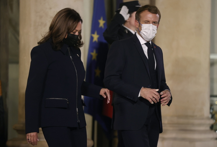 Γιατί ο Εμανουέλ Μακρόν δεν φίλησε την Κάμαλα Χάρις πριν τη συνάντησή τους;