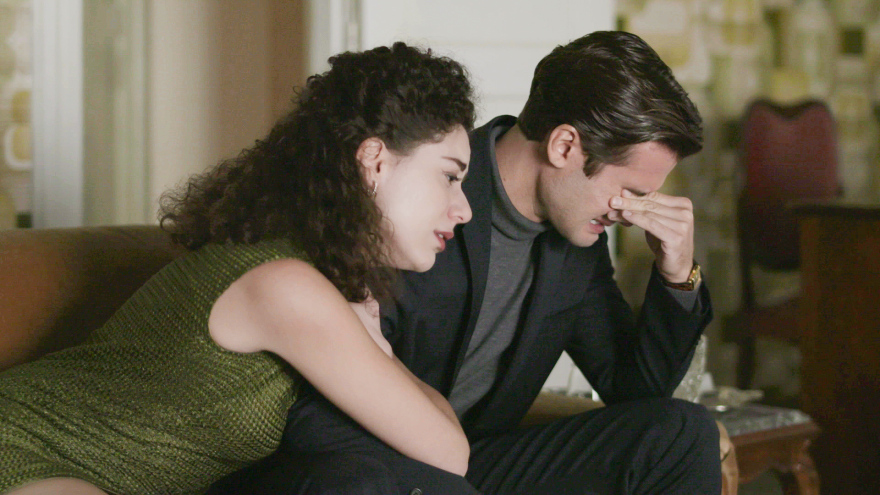 «Άγριες Μέλισσες»: Η Ελένη προκαλεί ανοιχτά τον Ακύλα και εκείνος φοβάται πως έμαθε την αλήθεια