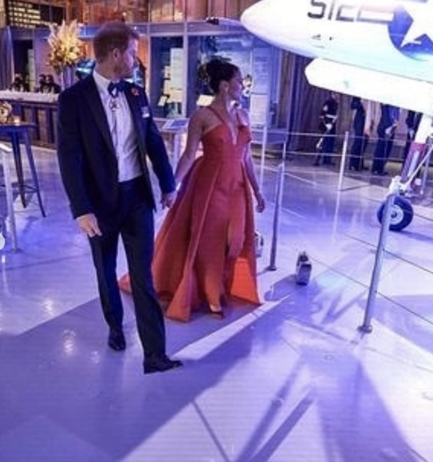 Μέγκαν Μαρκλ: Λαμπερή με κατακόκκινο φόρεμα στη Νέα Υόρκη